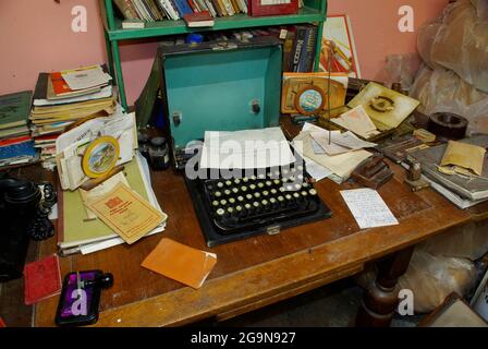 Ricreazione di garage al 1950 `s Museum, Denbigh Foto Stock