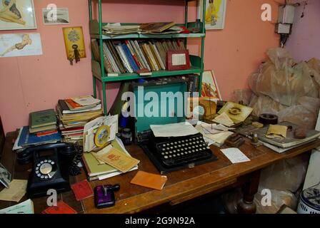 Ricreazione di garage al 1950 `s Museum, Denbigh Foto Stock