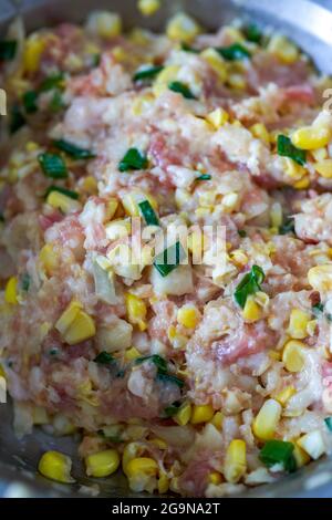 Tradizionale ripieno di gnocchi cinese, ripieno di maiale di mais Foto Stock