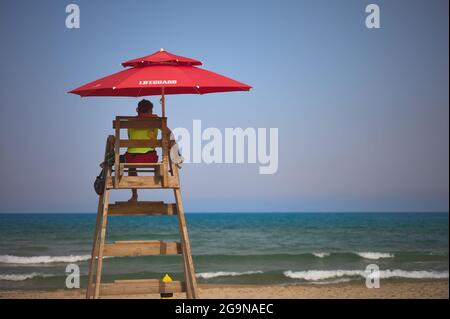 dettaglio di un bagnino in un punto panoramico su una spiaggia con il mare e il cielo blu sullo sfondo Foto Stock