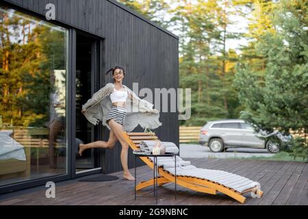 Donna godere della natura in casa di campagna Foto Stock