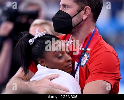 Tokio, Giappone. 27 luglio 2021. Ginnastica: Olimpiadi, squadra, donne, finale, al Centro di Ginnastica Ariake: Simone Biles è confortato da un allenatore. Credit: Marijan Murat/dpa/Alamy Live News Foto Stock