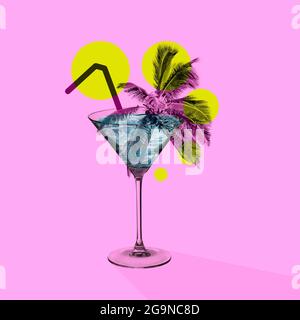 Collage d'arte contemporanea, design moderno. Atmosfera di festa. Palme tropicali in un gigantesco bicchiere da cocktail martini. Foto Stock