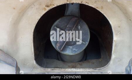 Un primo piano di un tappo a benzina su una vecchia auto Foto Stock