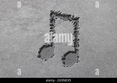 Simbolo dell'ottava nota con fascio, sfondo musicale, robusto, sfondo argento Foto Stock