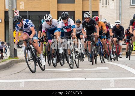 Wauwatosa, WI/USA - 27 giugno 2021: Uomini di categoria tre quattro vincitori Eli Keyes conduce al Tosa Village Classic in Tour of America's Dairyland. Foto Stock