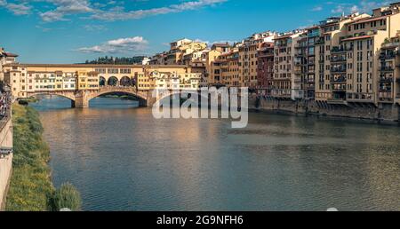 05/30/2021, Firenze, Italia. Famoso Ponte Vecchio (ponte vecchio) sul fiume Arno nel centro della città di Firenze, Toscana, Italia. Foto Stock