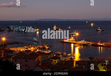 Costa Concordia incidente sulla roccia dell'Isola del Giglio, Arcipelago Toscano, Toscana, Italia, Europa Foto Stock