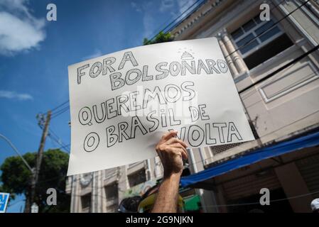 Salvador, Bahia, Brasile - 29 maggio 2021: Manifestanti protestano contro il governo del presidente Jair Bolsonaro attraverso le strade del centro di Salvador Foto Stock