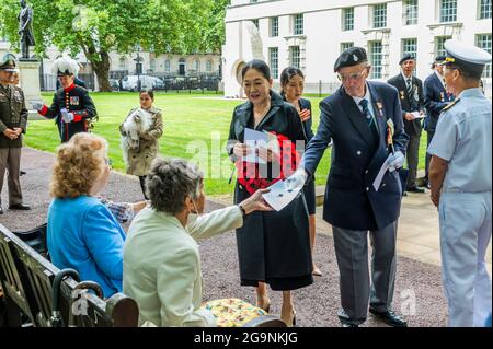 Londra, Regno Unito. 27 luglio 2021. Alla presenza dell'Ambasciatore coreano Kim Gunn e del Segretario di Stato per la Difesa, del deputato ben Wallace e di Maiko Jeong Shun Lee, della Viscontessa Rothere. Nel 68° anniversario della firma dell'armistizio per la fine della guerra coreana, un piccolo servizio di memoria si svolge presso il memoriale di guerra sull'Embankment. Credit: Guy Bell/Alamy Live News Foto Stock