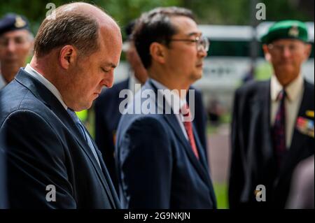 Londra, Regno Unito. 27 luglio 2021. Alla presenza dell'Ambasciatore coreano, Kim Gunn (nella foto), e del Segretario di Stato per la Difesa, ben Wallace MP (nella foto) e Maiko Jeong Shun Lee, Viscountess Rothetere. Nel 68° anniversario della firma dell'armistizio per la fine della guerra coreana, un piccolo servizio di memoria si svolge presso il memoriale di guerra sull'Embankment. Credit: Guy Bell/Alamy Live News Foto Stock