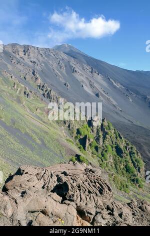 Ripido pendio della Valle del Bove e cima dell'Etna cratere sud-est, Sicilia Foto Stock