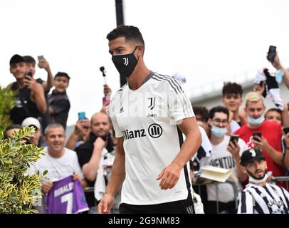 TORINO, 27 luglio 2021 (Xinhua) -- il portoghese diretto di Juventus Cristiano Ronaldo (fronte) arriva al centro medico Juventus per il suo esame medico a Torino, 26 luglio 2021. (Ningbo) Foto Stock