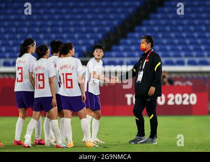 Yokohama, Giappone. 27 luglio 2021. La testa allenatrice Jia Xiuquan (1° R) della Cina scuote le mani con i giocatori dopo la partita femminile del Gruppo F tra Cina e Paesi Bassi alle Olimpiadi di Tokyo 2020 a Yokohama, Giappone, 27 luglio 2021. Credit: LAN Hongguang/Xinhua/Alamy Live News Foto Stock