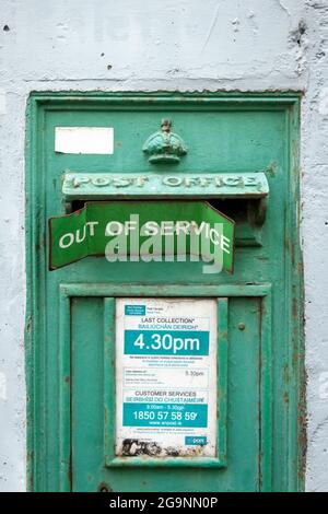 Cartello fuori servizio Disutilizzato una casella postale verde Post o Irish Post a Killarney, County Kerry, Irlanda Foto Stock