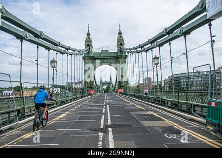 HAMMERSMITH LONDRA 27 luglio 2021 . Hammersmith Bridge a West London ha riaperto i ciclisti e i pedoni dopo essere stato chiuso dall'aprile 2019 ai veicoli a motore e a tutti gli utenti nell'agosto 2020 . Il ponte vittoriano di 134 anni in ghisa è stato chiuso lo scorso anno per controlli di sicurezza dopo la scoperta di crepe. Credit amer Ghazzal/Alamy Live News Foto Stock