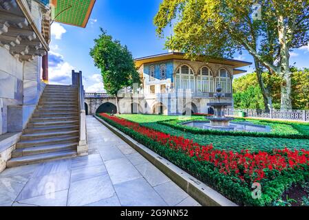 Istanbul, Turchia - Settembre 2020: Giardino di rose di Baghdad Kiosk all'interno di Topkapi, Costantinopoli costruito dal sultano Murat IV per commemorare la guerra con PE Foto Stock