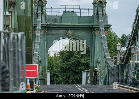 HAMMERSMITH LONDRA 27 luglio 2021 . Hammersmith Bridge a West London ha riaperto i ciclisti e i pedoni dopo essere stato chiuso dall'aprile 2019 ai veicoli a motore e a tutti gli utenti nell'agosto 2020 . Il ponte vittoriano di 134 anni in ghisa è stato chiuso lo scorso anno per controlli di sicurezza dopo la scoperta di crepe. Credit amer Ghazzal/Alamy Live News Foto Stock