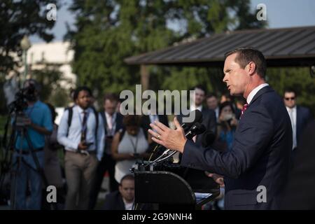 Washington, Stati Uniti. 27 luglio 2021. Il rappresentante Rodney Davis (R-il) parla durante una conferenza stampa sulla prima audizione del Comitato di selezione della Camera per indagare sull'attacco del 6 gennaio al Campidoglio degli Stati Uniti fuori del Campidoglio degli Stati Uniti a Washington, DC, martedì 27 luglio 2021. L'evento è stato ospitato dal leader della minoranza Kevin McCarthy (R-CA) e dalla leadership repubblicana della Camera. Foto di Sarah Silbiger/UPI Credit: UPI/Alamy Live News Foto Stock