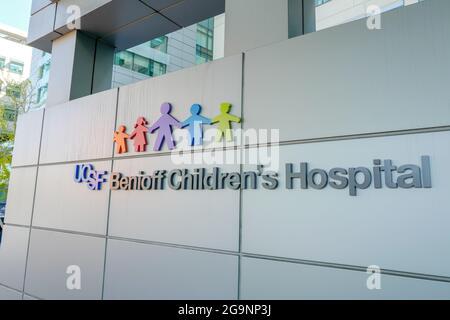 Stati Uniti. 18 Apr 2021. Facciata con logo all'UCSF Benioff Children's Hospital, San Francisco, California, 18 aprile 2021. (Foto di Smith Collection/Gado/Sipa USA) Credit: Sipa USA/Alamy Live News Foto Stock