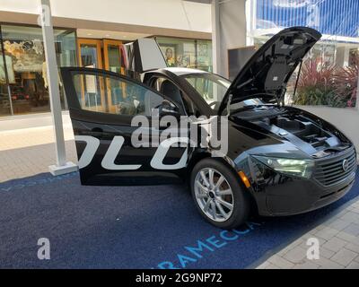 Stati Uniti. 24 Marzo 2021. Vista laterale dell'auto elettrica solo EV di fronte allo showroom ElectraMeccanica a Walnut Creek, California, 24 marzo 2021. (Foto di Smith Collection/Gado/Sipa USA) Credit: Sipa USA/Alamy Live News Foto Stock