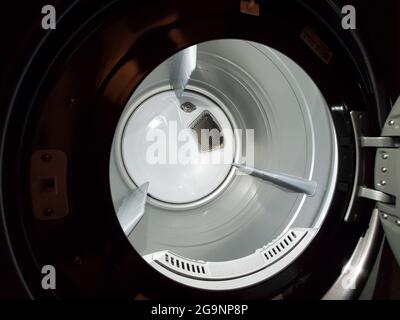 Stati Uniti. 15 maggio 2021. Interno illuminato dell'essiccatore domestico con ingresso dell'aria e tamburo visibile, Lafayette, California, 15 maggio 2021. (Foto di Smith Collection/Gado/Sipa USA) Credit: Sipa USA/Alamy Live News Foto Stock