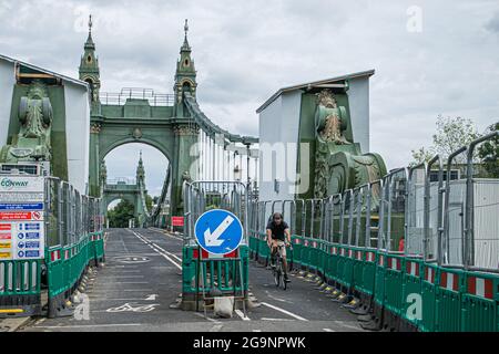 HAMMERSMITH LONDRA 27 luglio 2021 . Hammersmith Bridge a West London ha riaperto i ciclisti e i pedoni dopo essere stato chiuso dall'aprile 2019 ai veicoli a motore e a tutti gli utenti nell'agosto 2020 . Il ponte vittoriano di 134 anni in ghisa è stato chiuso lo scorso anno per controlli di sicurezza dopo la scoperta di crepe. Credit amer Ghazzal/Alamy Live News Foto Stock