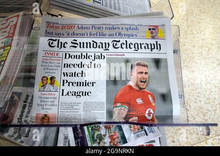 Edicola del supermercato Domenica Telegraph giornale titolo 'Double jab needed to watch Premier League' football front page Londra UK 25 luglio 2021 Foto Stock