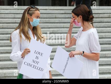 Dublino, Irlanda. 27/07/2021 Brides to Be, protesta al di fuori del Dipartimento della Salute di Dublino, Irlanda, per numero limitato di ospiti a matrimoni per le restrizioni Covid-19. Nella foto sono (l a r) Orla o'Huadhaigh e Ali o'Mara come un gruppo di sposi-a-essere al di fuori del Dipartimento di Salute su Baggot Street per presentare le loro linee guida per la salute e la sicurezza nel tentativo di consentire i loro matrimoni Passi pure quest'anno. Il fulcro delle 40 pagine di linee guida è quello di cercare di aumentare in modo sicuro il limite degli ospiti per ricevimenti di nozze a 100 ospiti da agosto. Fotografia: Sam Boal / RollingNews.ie Foto Stock