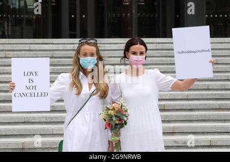 Dublino, Irlanda. 27/07/2021 Brides to Be, protesta al di fuori del Dipartimento della Salute di Dublino, Irlanda, per numero limitato di ospiti in occasione di matrimoni a causa delle restrizioni Covid-19.pictured are (l a r) Orla o'Huadhaigh e Ali o'Mara come un gruppo di sposi-a-essere al di fuori del Dipartimento di Salute su Baggot Street per presentare le loro linee guida per la salute e la sicurezza nel tentativo di consentire i loro matrimoni Passi pure quest'anno. Il fulcro delle 40 pagine di linee guida è quello di cercare di aumentare in modo sicuro il limite degli ospiti per ricevimenti di nozze a 100 ospiti da agosto. Fotografia: Sam Boal/ RollingNews.ie Foto Stock