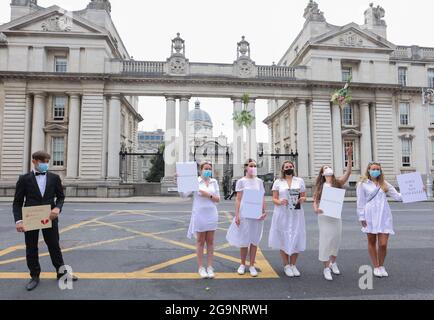 Dublino, Irlanda, 27/07/2021. Brides to Be, protesta al di fuori degli edifici governativi di Dublino, Irlanda, per numero limitato di ospiti in occasione di matrimoni a causa delle restrizioni Covid-19. Nella foto sono raffigurati "Grom" Tony Hogan con (l a r) Orla Hogan, Ali o'Mara, Brina Cullen, Anna Killeen, Orla o'Huadhaigh come un gruppo di sposi-to-be al di fuori degli edifici governativi per presentare le loro linee guida per la salute e la sicurezza nel tentativo di consentire i loro matrimoni Passi pure di quest'anno. Il fulcro delle 40 pagine di linee guida è quello di cercare di aumentare in modo sicuro il limite degli ospiti per ricevimenti di nozze a 100 ospiti da agosto. Fotografia: Sam Boal/ Foto Stock