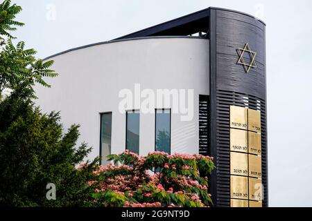 Speyer, Germania. 27 luglio 2021. La sinagoga Beith Shalom nel centro della città. Il Comitato del Patrimonio Mondiale dell'UNESCO parla dell'inclusione dei siti culturali e naturali nella lista del Patrimonio Mondiale. Tra le altre cose, si tratta di un'applicazione di Magonza, Speyer e Worms per i luoghi del Medioevo ebraico (siti Schum). Credit: Uwe Anspach/dpa/Alamy Live News Foto Stock