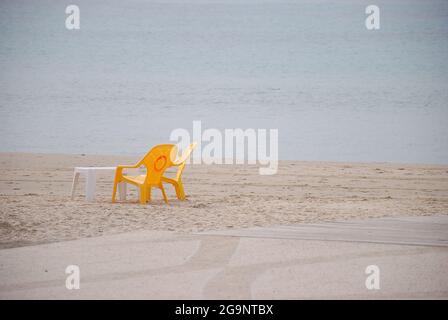 Bella spiaggia in estate. Calmo paesaggio di mare blu. Spiaggia sabbiosa. Città di Netanya, Israele Foto Stock
