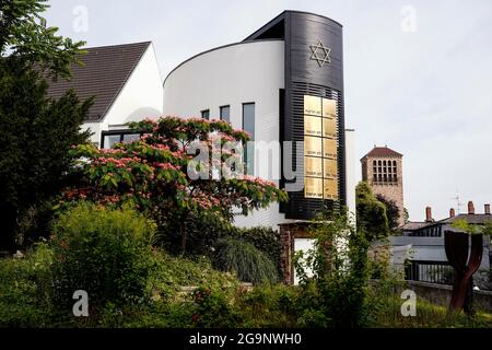 Speyer, Germania. 27 luglio 2021. La sinagoga Beith Shalom nel centro della città. Il Comitato del Patrimonio Mondiale dell'UNESCO discute l'iscrizione di siti culturali e naturali nella Lista del Patrimonio Mondiale. L'UNESCO ha designato la proprietà culturale ebraica a Magonza, Speyer e Worms come nuovi siti Patrimonio dell'Umanità. Credit: Uwe Anspach/dpa/Alamy Live News Foto Stock
