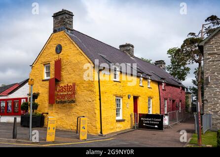 Regno Unito, Galles, Ceredigion, Cardigan, Stryd Fawr, Castell Aberteifi, cottage all'ingresso Foto Stock