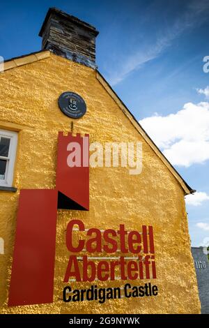 Regno Unito, Galles, Ceredigion, Cardigan, Stryd Fawr, Castell Aberteifi, segno del castello Foto Stock