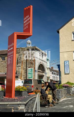 Regno Unito, Galles, Ceredigion, Cardigan, Stryd Fawr, insegna del castello e Shire Hall, ex tribunale, ora un negozio Foto Stock