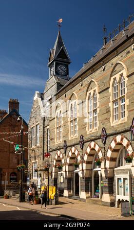 Regno Unito, Galles, Ceredigion, Cardigan, Stryd Fawr, Edificio del mercato di Guildhall in stile gotico Foto Stock