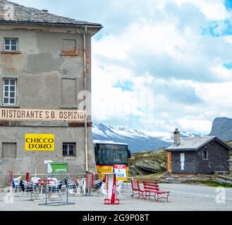 San Bernardino, Svizzera - 13 giugno 2020: Ristorante in cima al passo Foto Stock