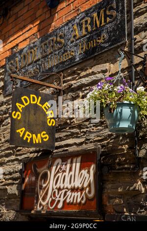 Regno Unito, Galles, Ceredigion, Cardigan, Stryd Fawr, I cartelli del pub Saddler’s Arms Foto Stock