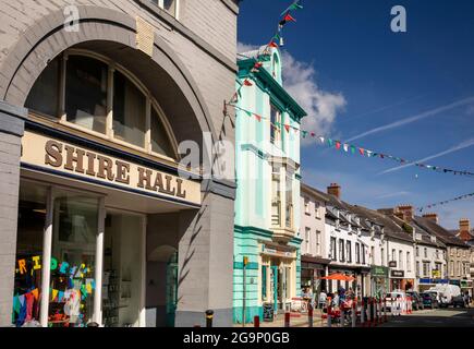 Regno Unito, Galles, Ceredigion, Cardigan, Stryd Fawr, Shire Hall, ex tribunale, ora negozio Foto Stock