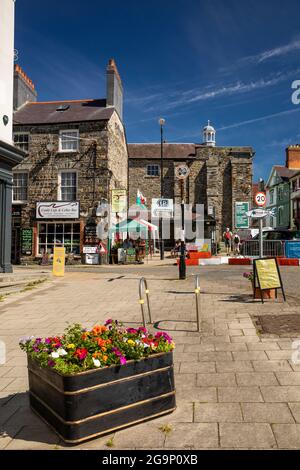 Regno Unito, Galles, Ceredigion, Cardigan, Stryd Fawr, Edifici storici in pietra all'incrocio con Quay Street Foto Stock