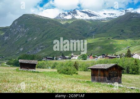 Valle del Reno, Swizterland: Bellissimo paesaggio con fienili, prati e montagne Foto Stock