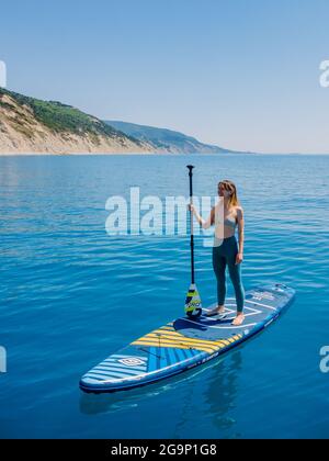 15 luglio 2021. Anapa, Russia. Donna in piedi su tavola a pale al mare. Donna su tavola sup Gladiator Pro in mare. Vista aerea Foto Stock