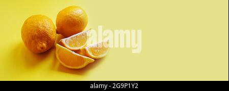 Acido citrico su fondo giallo. Messa a fuoco selettiva. Foto Stock