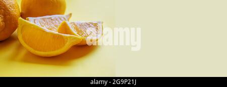 Acido citrico su fondo giallo. Messa a fuoco selettiva. Foto Stock