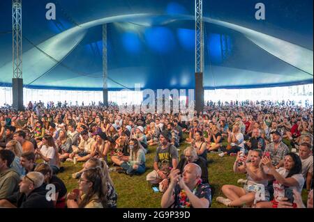 Sheffield, Regno Unito. 24 luglio 2021. I festaioli hanno festeggiato il 2° giorno il Tramlines Festival 2021 di Sheffield, che si è Unito alla terza fase degli eventi governativi Foto Stock