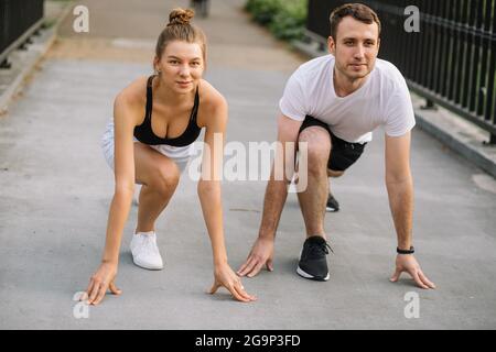 Coppia di fitness pronta per runningin start parco all'aperto, vita cittadina Foto Stock