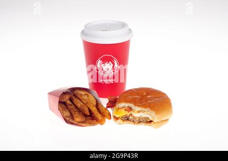 Panino per colazione con baconator Wendy's, con bocconcini, patate condite e tazza di caffè Foto Stock