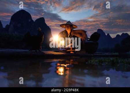 Pescatore di Guilin, fiume li e montagne carsiche, Guangxi, Cina Foto Stock